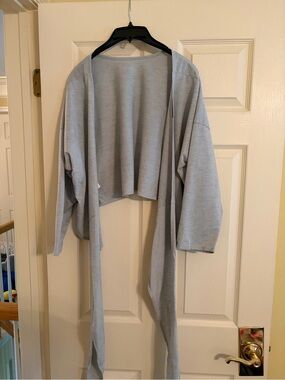 *BRAND NEW/ NEVER WORN* Women’s Gray 3/4 Sleeve Draped/ Tie Cardigan- size Small